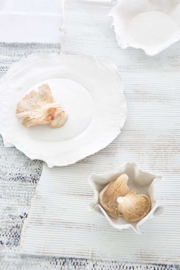 Witte borden met lichte paddenstoelen